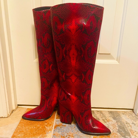 👢Stunning Red & Black Snake Print Pointed Toe High Heel Boot! - Picture 1 of 11
